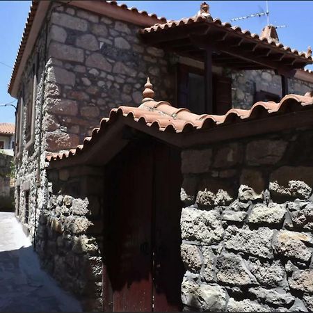 Villa Wood And Stone In The Path Of Lava à Antissa Extérieur photo