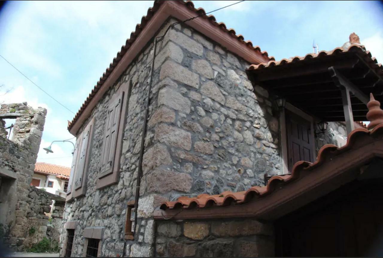 Villa Wood And Stone In The Path Of Lava à Antissa Extérieur photo
