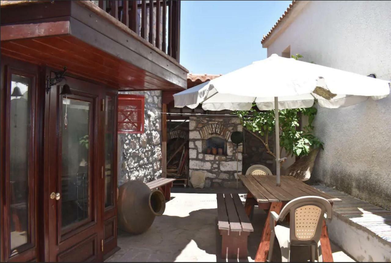 Villa Wood And Stone In The Path Of Lava à Antissa Extérieur photo