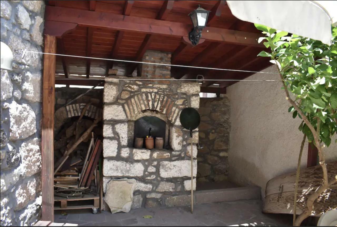 Villa Wood And Stone In The Path Of Lava à Antissa Extérieur photo