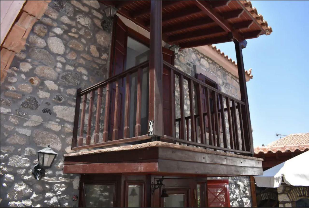 Villa Wood And Stone In The Path Of Lava à Antissa Extérieur photo